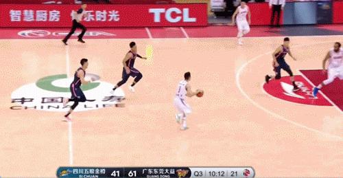 足球场上的规则，不只是犯规那么简单