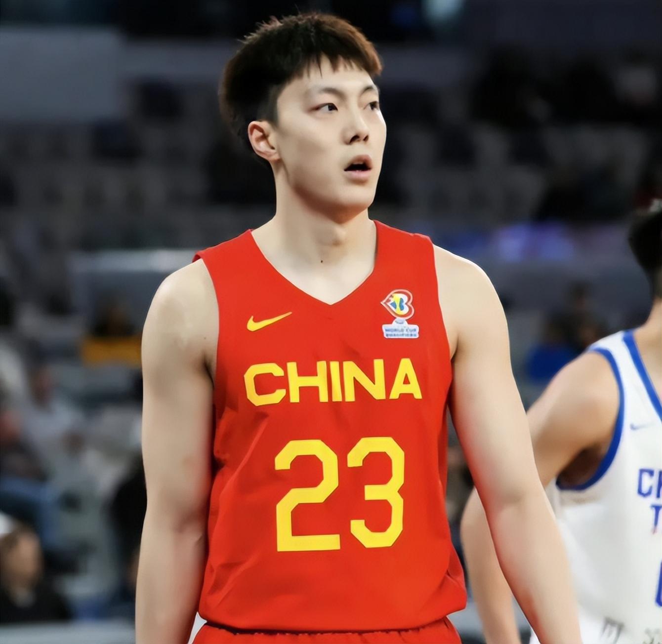 中国男篮最新比赛战报，一场硬仗，几处亮光